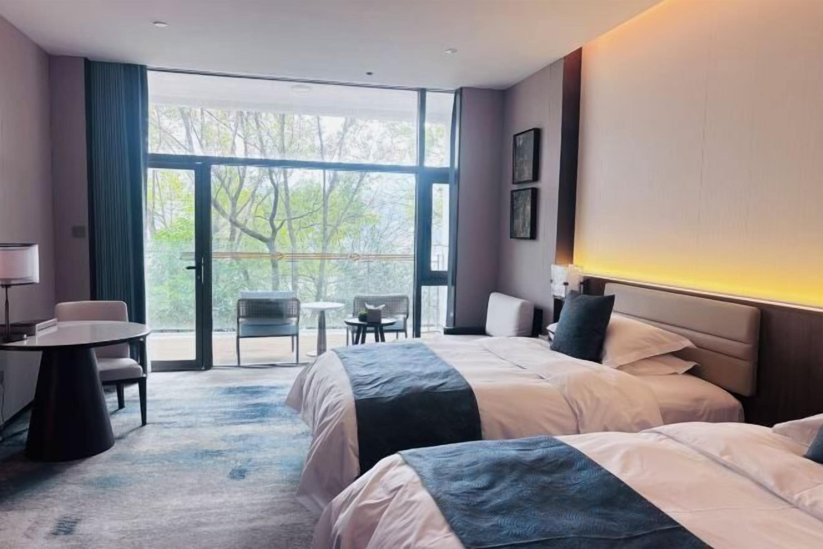 Een minibar, een kluis op de kamer, een wekker