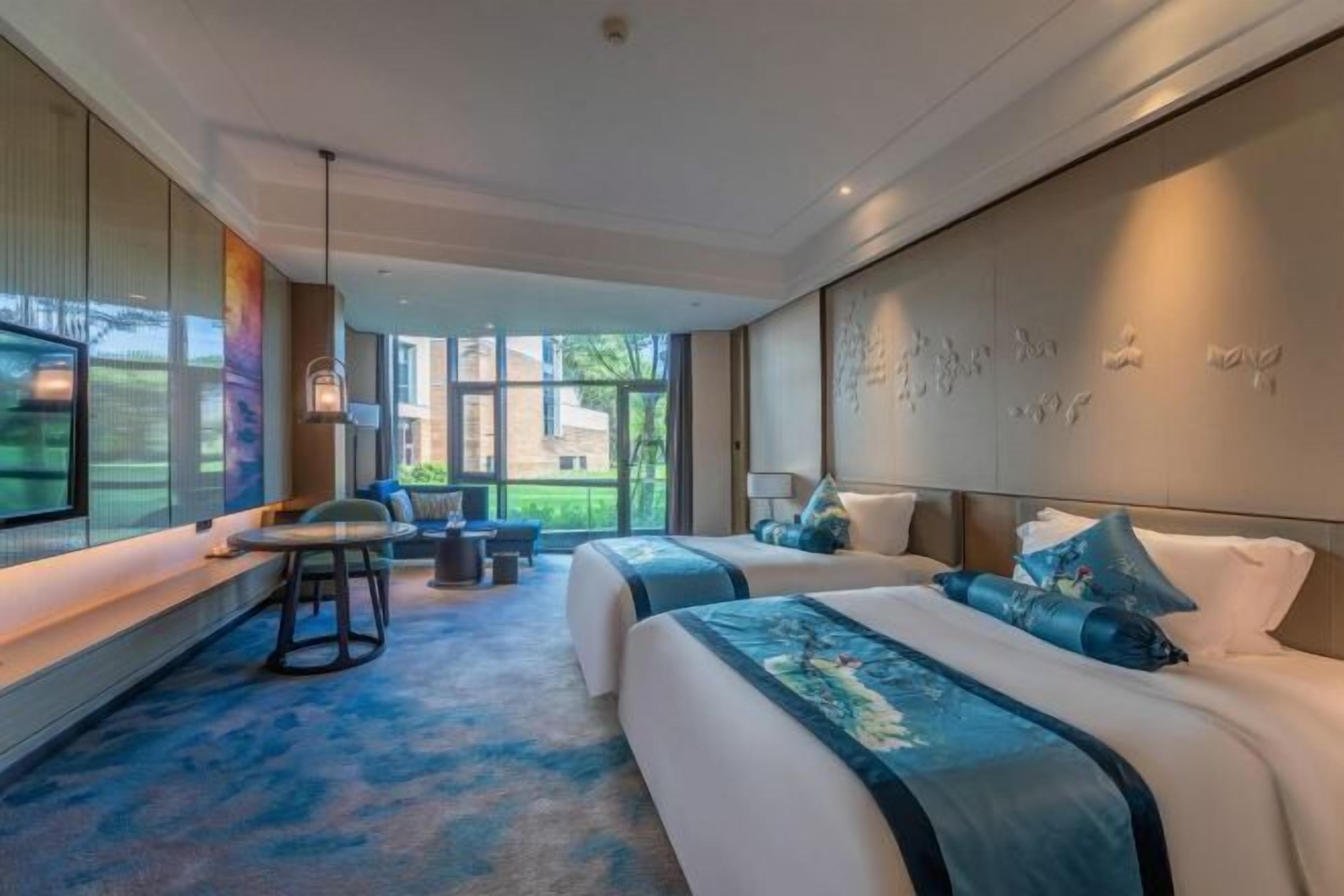 Minibar, in-room safe, alarm clocks