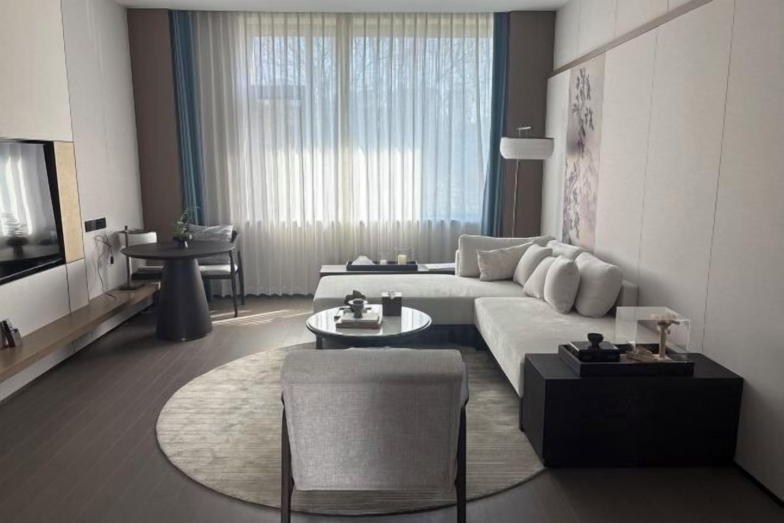 Minibar, safe på rommet og vekkerklokke