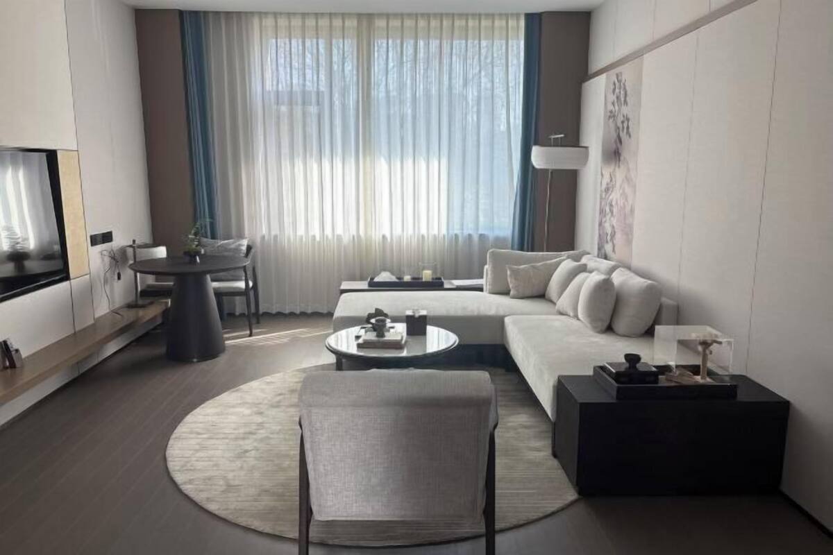 Minibar, safe på rommet og vekkerklokke