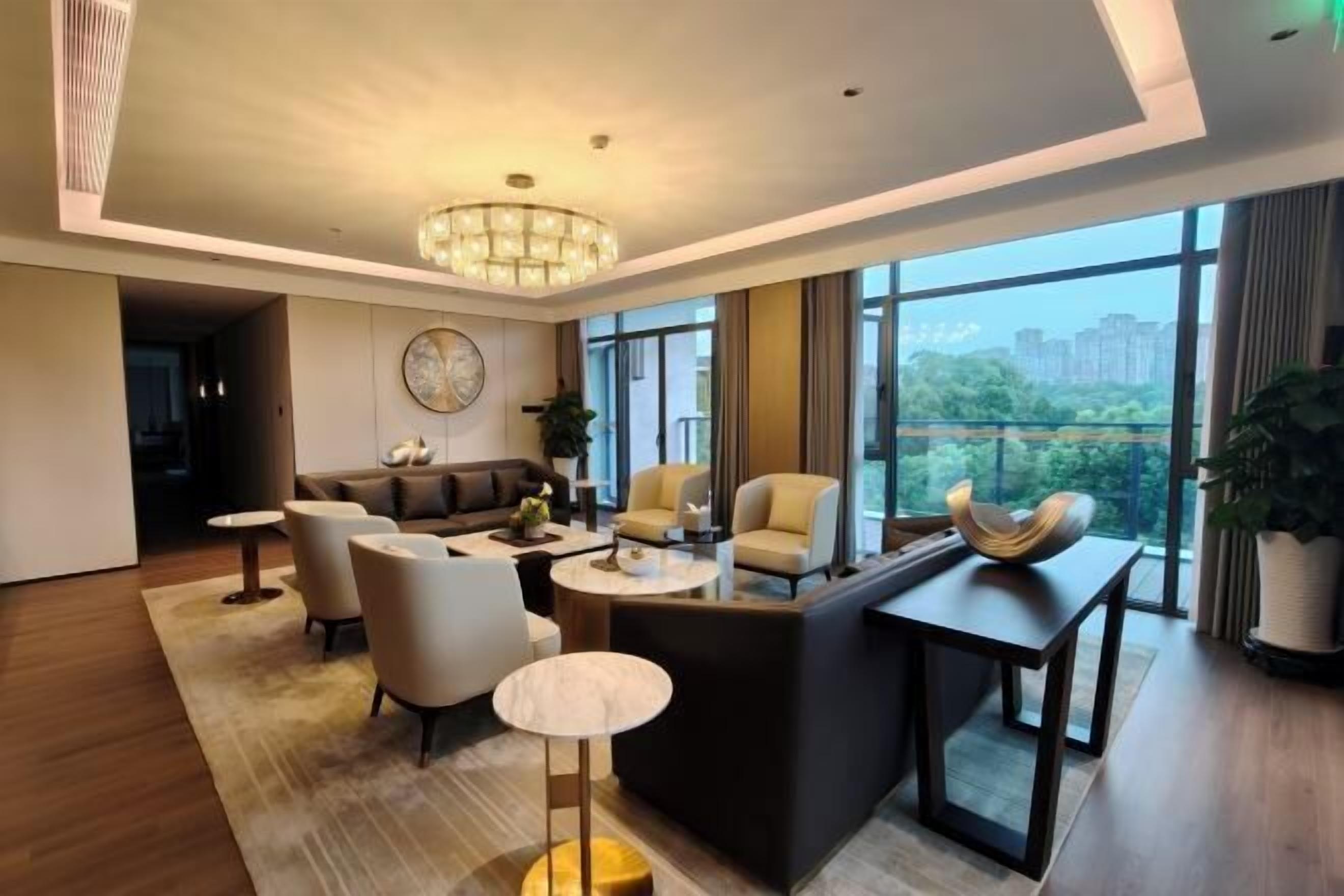 Minibar, in-room safe, alarm clocks