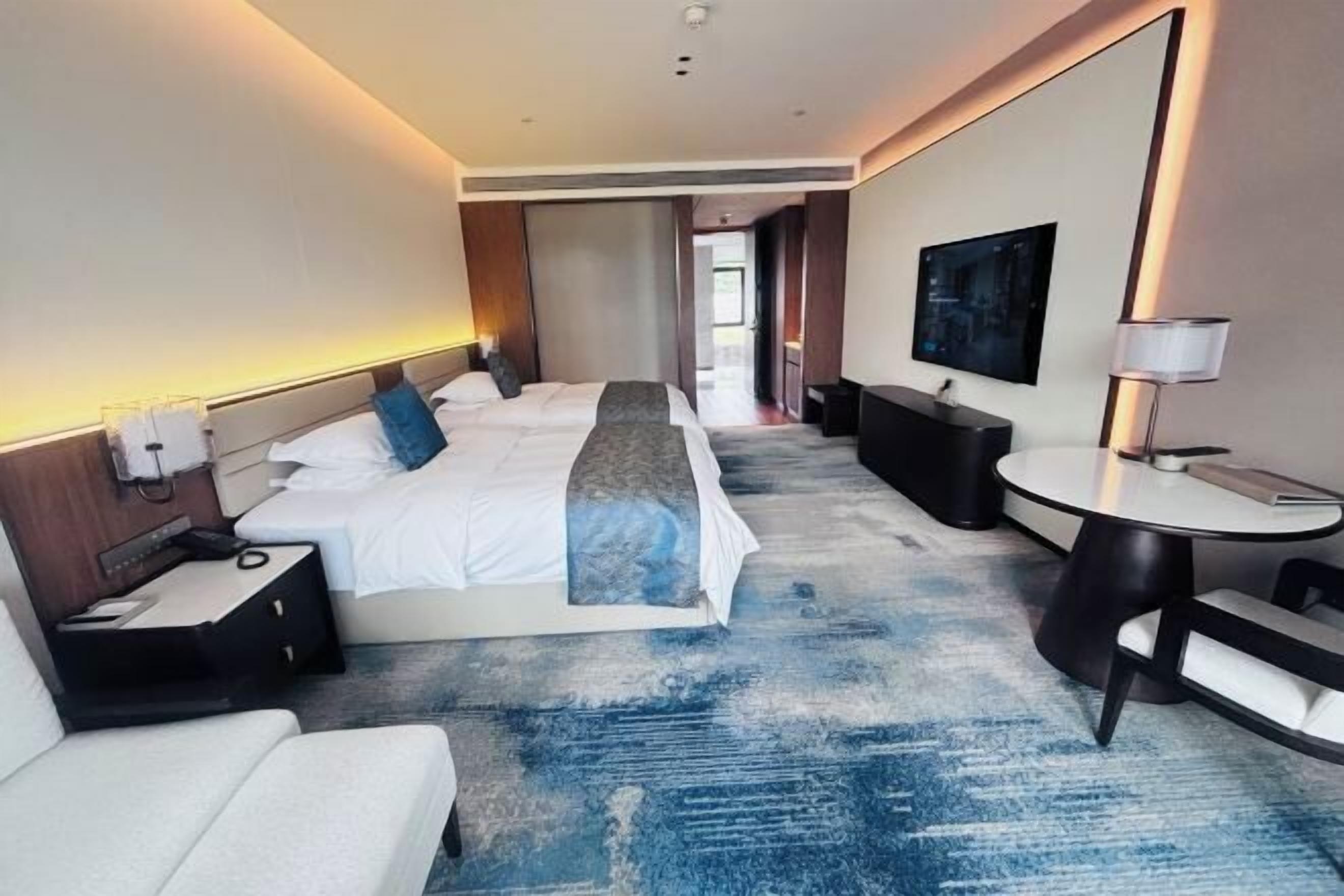 Minibar, in-room safe, alarm clocks