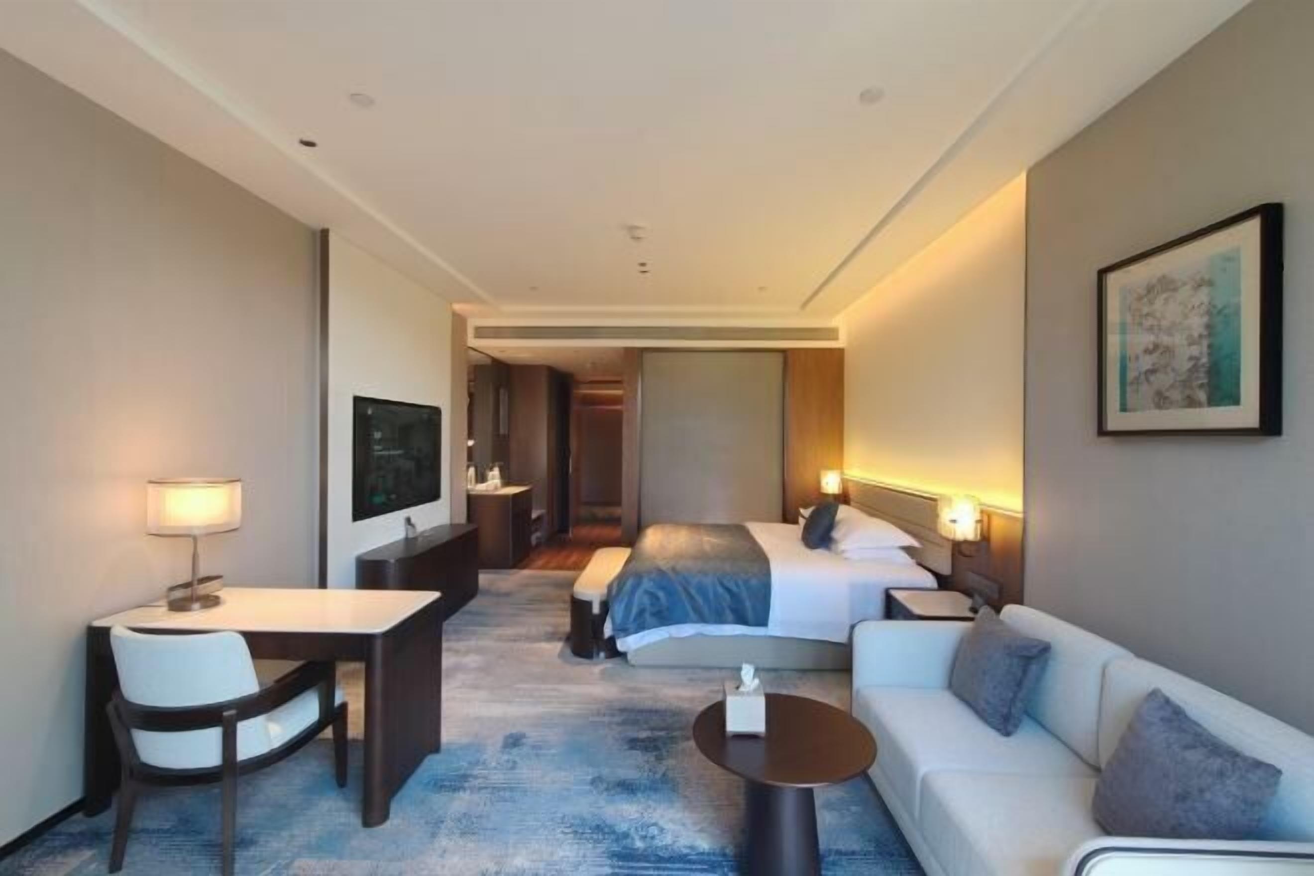 Minibar, safe på rommet og vekkerklokke