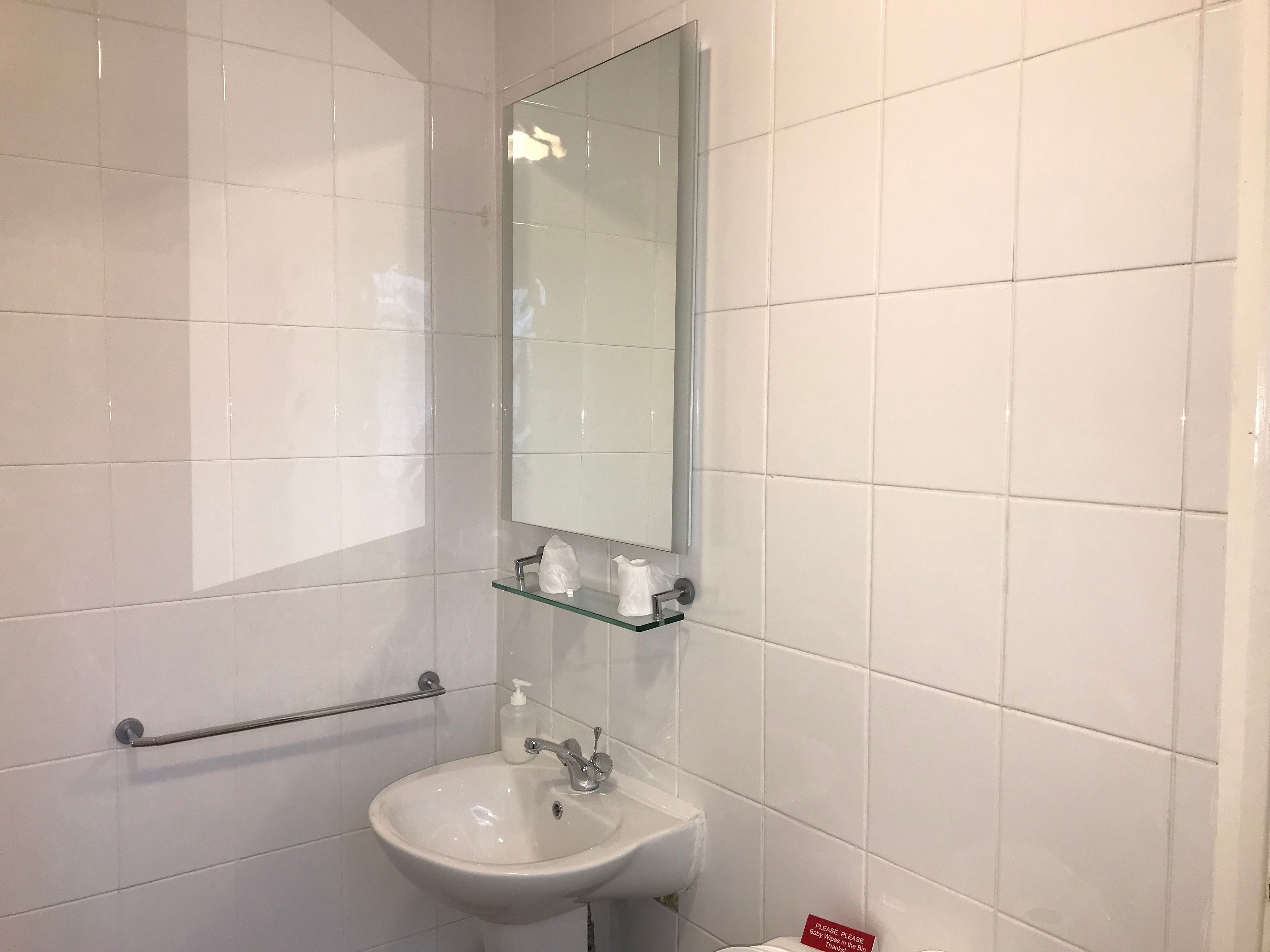 combined shower/bathtub, towels