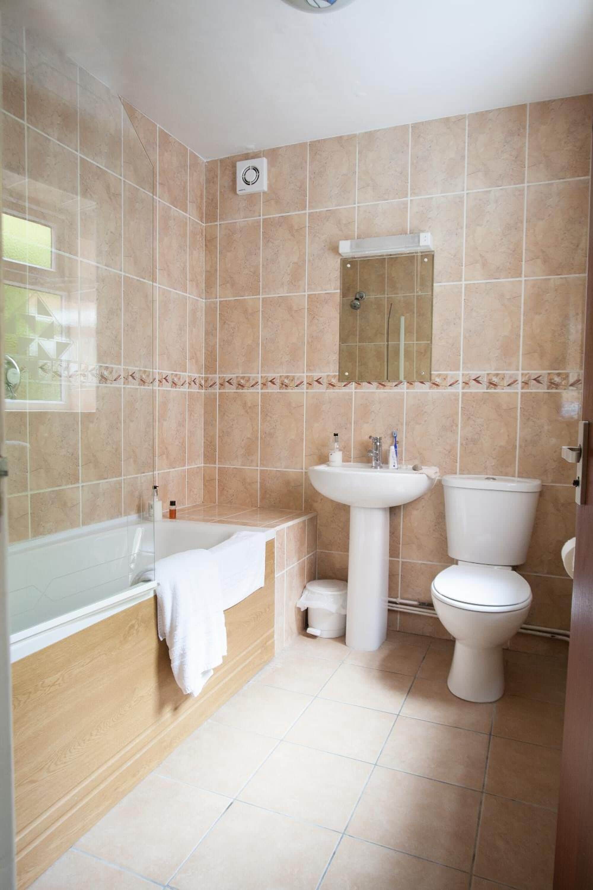 combined shower/bathtub, towels