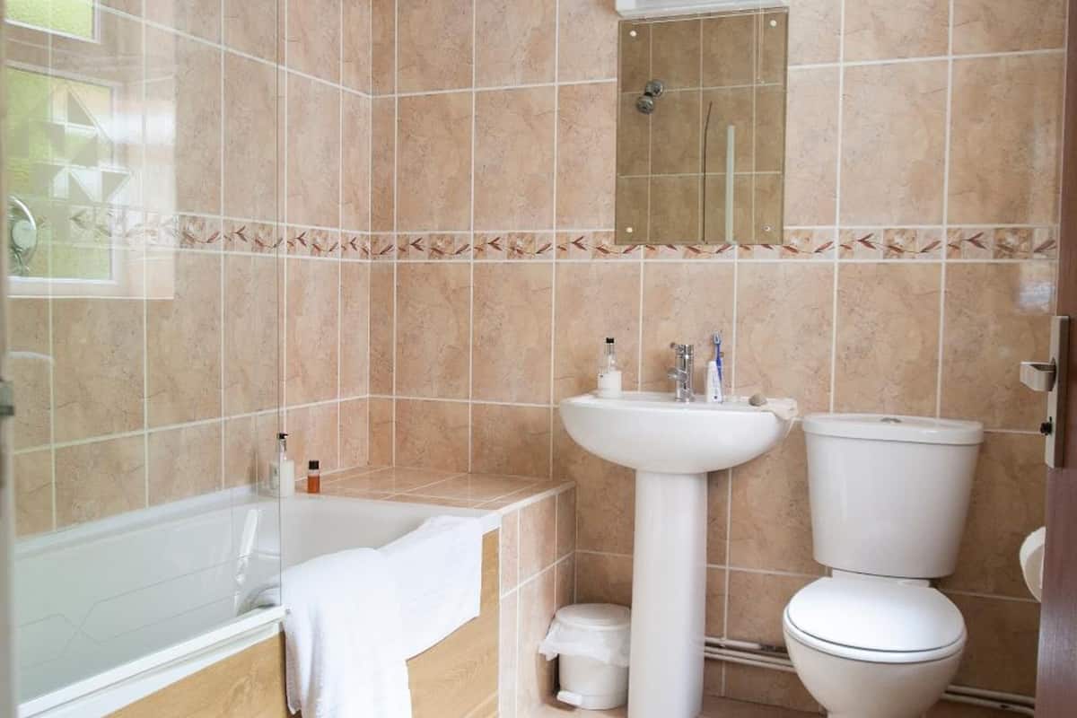 combined shower/bathtub, towels