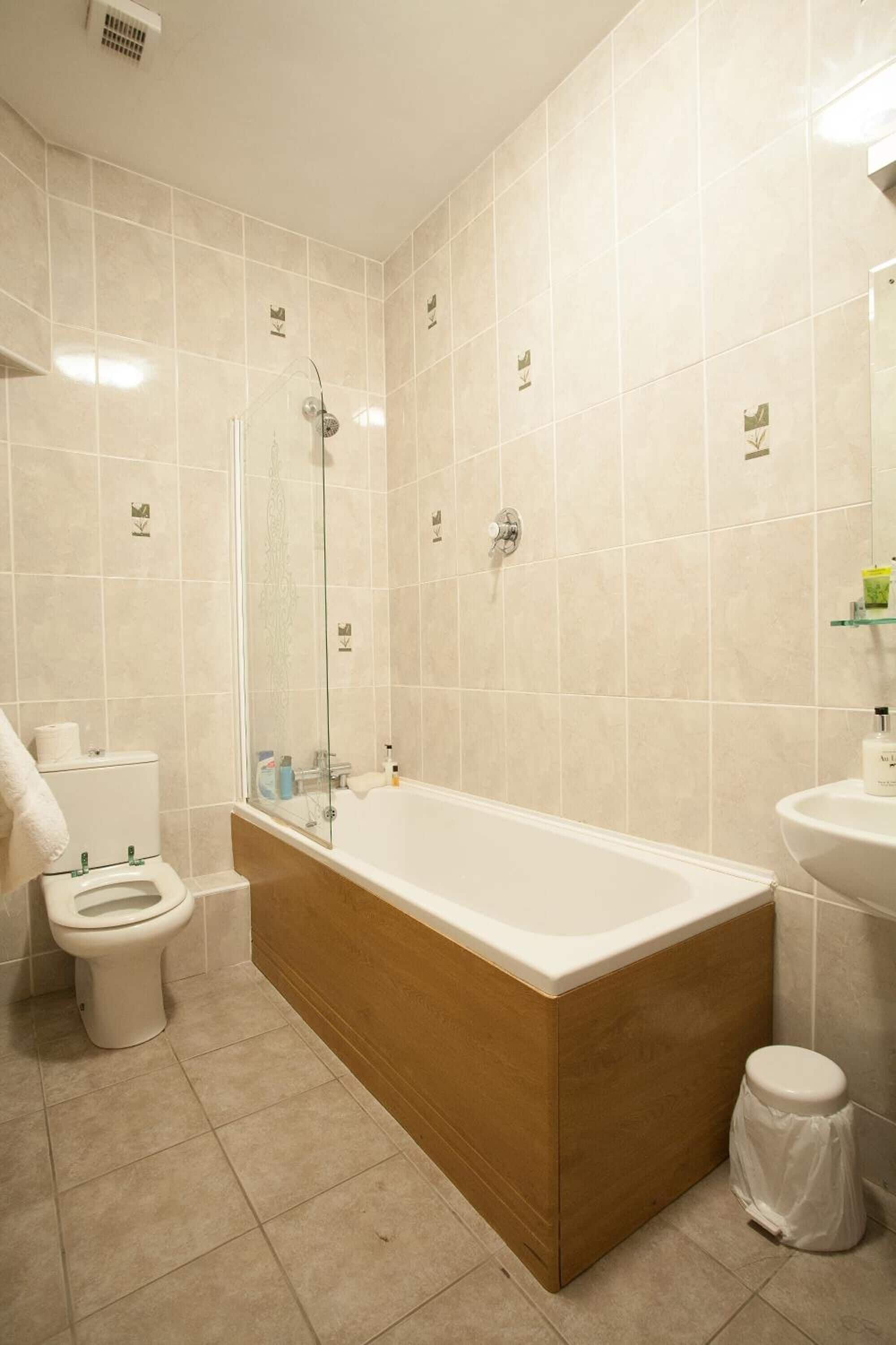 combined shower/bathtub, towels