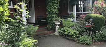 Barons Court Hotel
