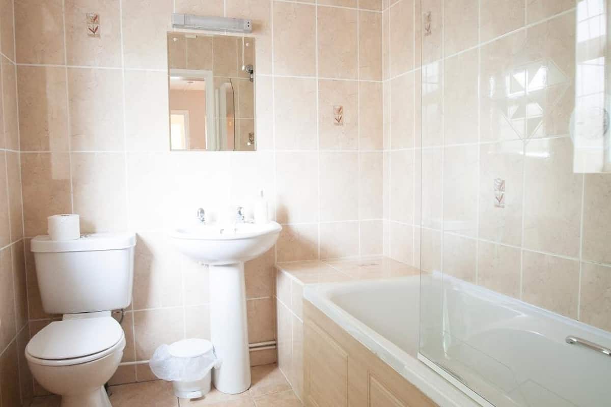 combined shower/bathtub, towels