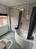 Combined shower/tub, towels