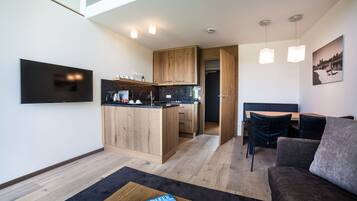 Un apartamento moderno con cocina, comedor y sala de estar.