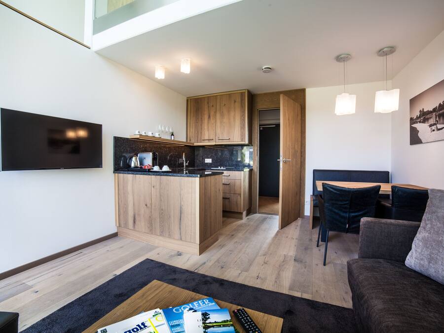 Un apartamento moderno con cocina, comedor y sala de estar.