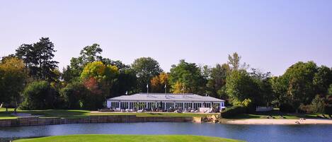 Privat strand, solstolar och strandhanddukar