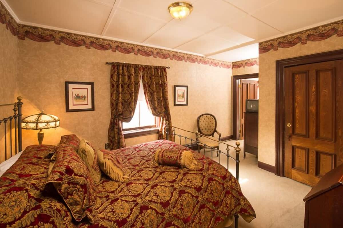 Romantic Room, 1 Queen Bed | Premium bedding, iron/ironing board, free WiFi, individually decorated