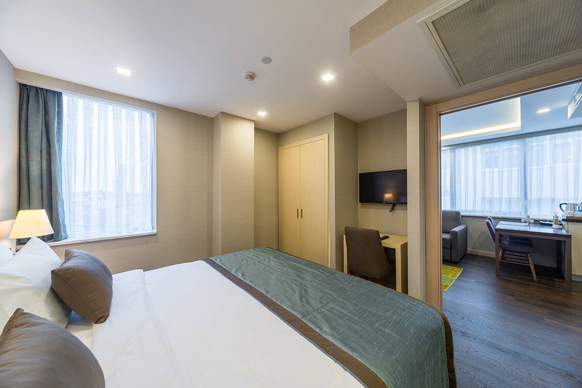 Phòng Suite | Bộ đồ giường cao cấp, chăn bông, minibar, két bảo mật tại phòng 