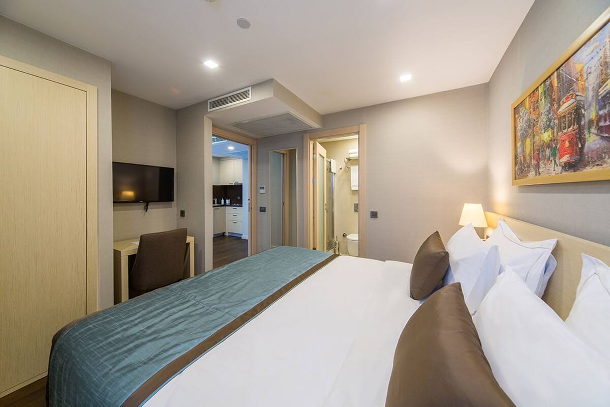 Bộ đồ giường cao cấp, chăn bông, minibar, két bảo mật tại phòng 