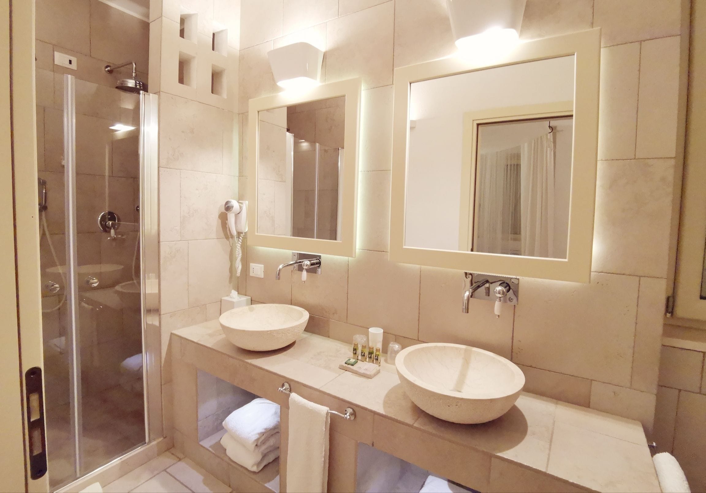 Artículos de tocador gratuitos, secador de pelo, bidet, toallas