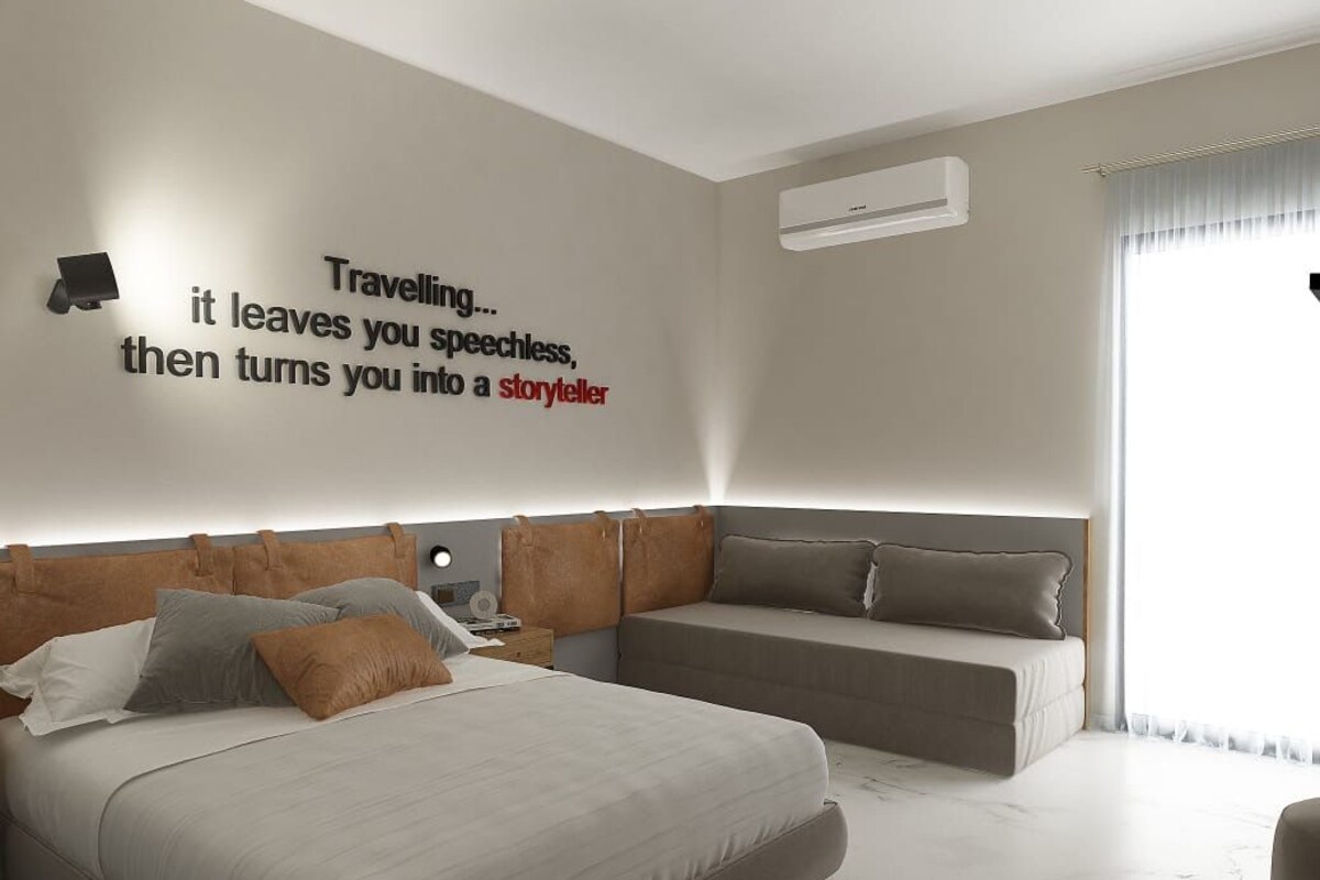 Un dormitorio moderno con una cama grande, un sofá y un aire acondicionado instalado en la pared.