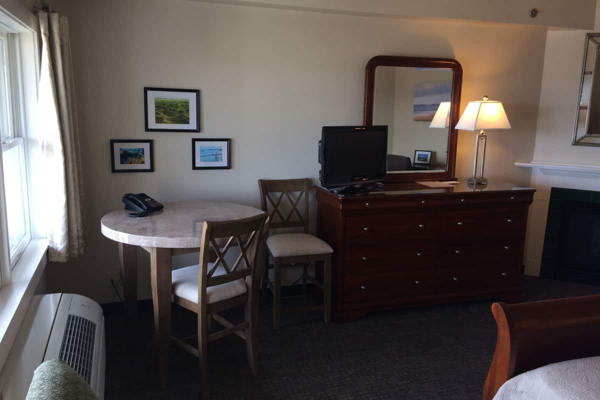 deluxe room, 1 king bed, kitchenette, ocean view | iron/ironing board, free wifi