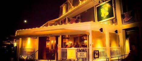 Majoituspaikan julkisivu illalla/yöllä