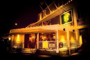 Depan hartanah - siang/malam