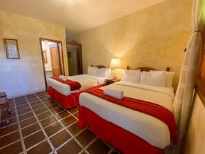 Down comforters, individually decorated, individually furnished - El Carmen Suites (Antigua Guatemala)