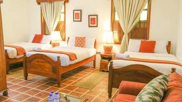 Edredón, decoración personalizada, muebles diferentes y wifi gratis