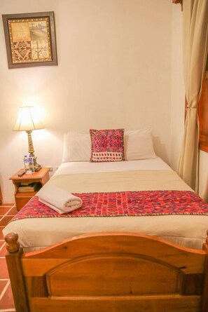 Down duvets, individually decorated, individually furnished, free WiFi - El Carmen Suites (Antigua Guatemala)