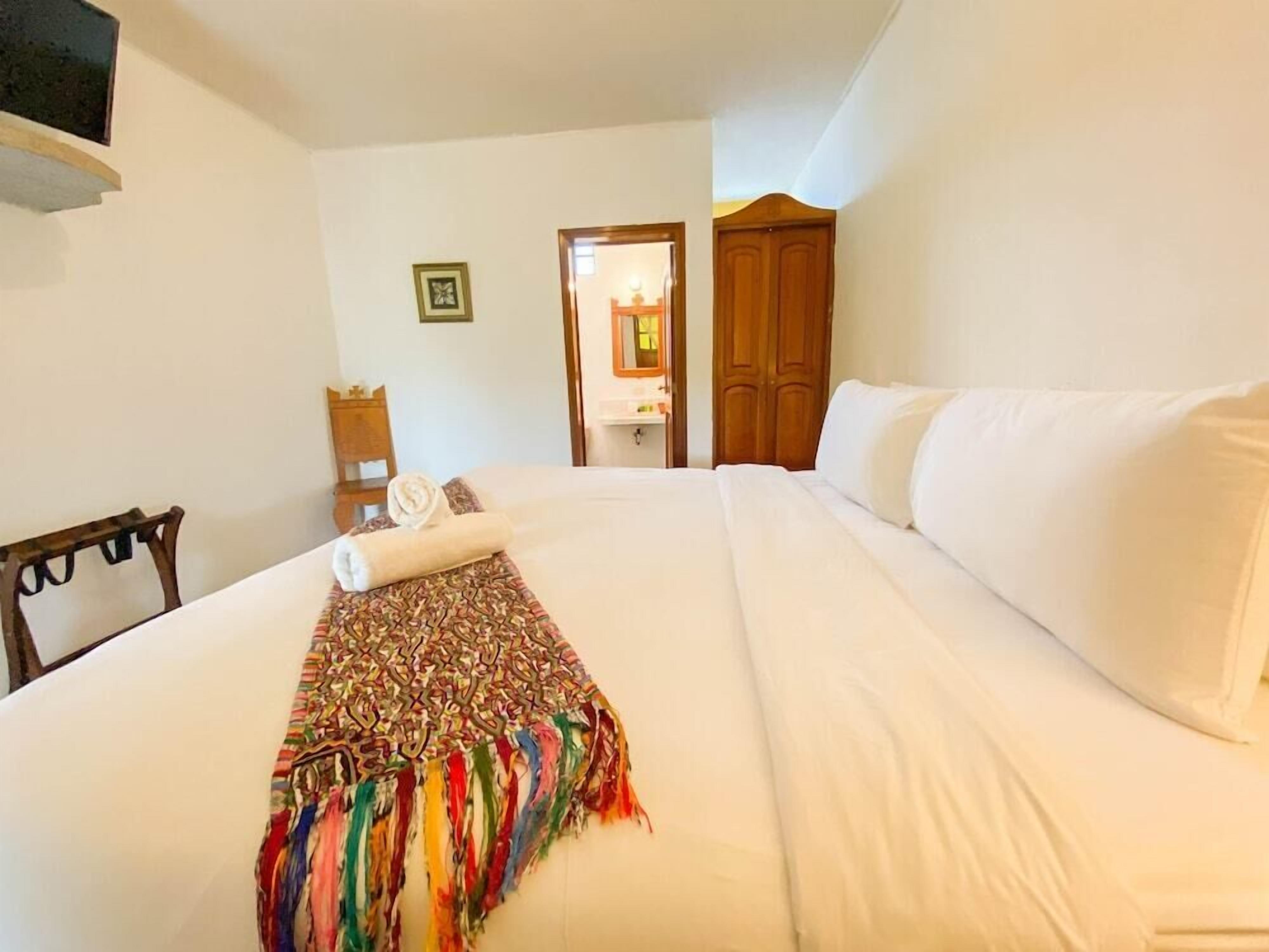 Edredón, decoración personalizada, muebles diferentes y wifi gratis 