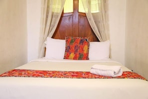 Down comforters, individually decorated, individually furnished - El Carmen Suites (Antigua Guatemala)