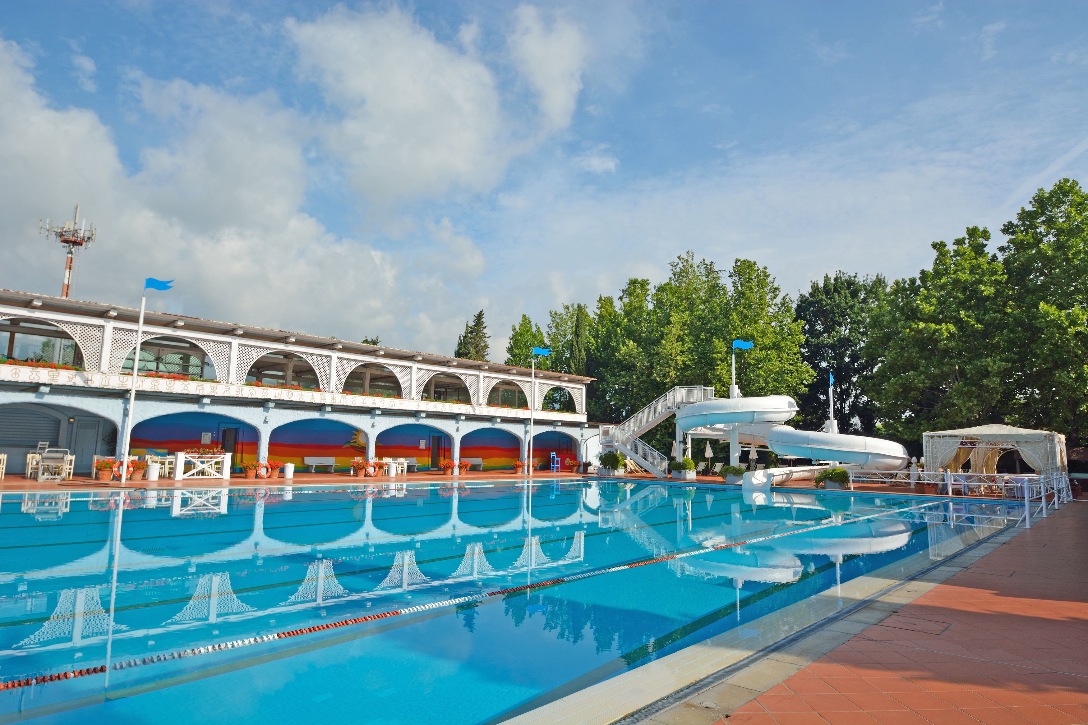 seasonal outdoor pool, open 10:00 am to 7:00 pm, pool umbrellas