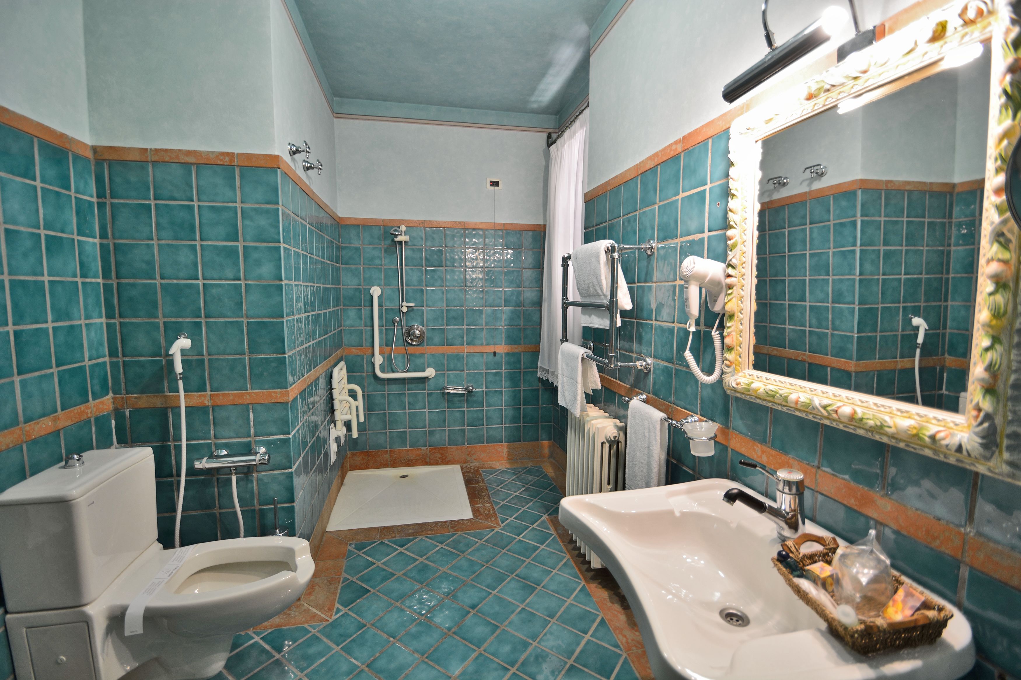 Un baño con inodoro, bidé, lavabo y zona de ducha.