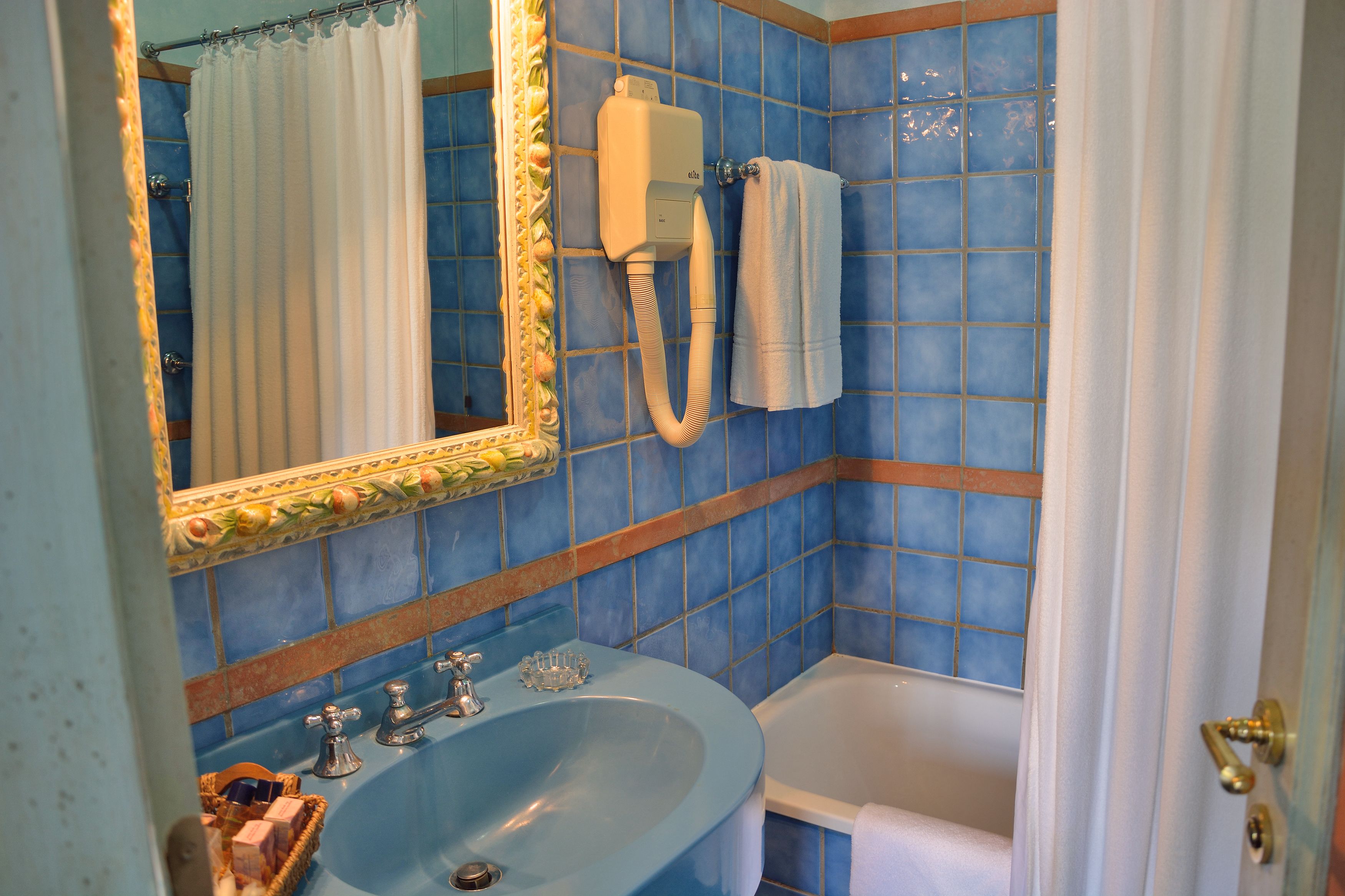 combined shower/bathtub, hair dryer, bathrobes, slippers