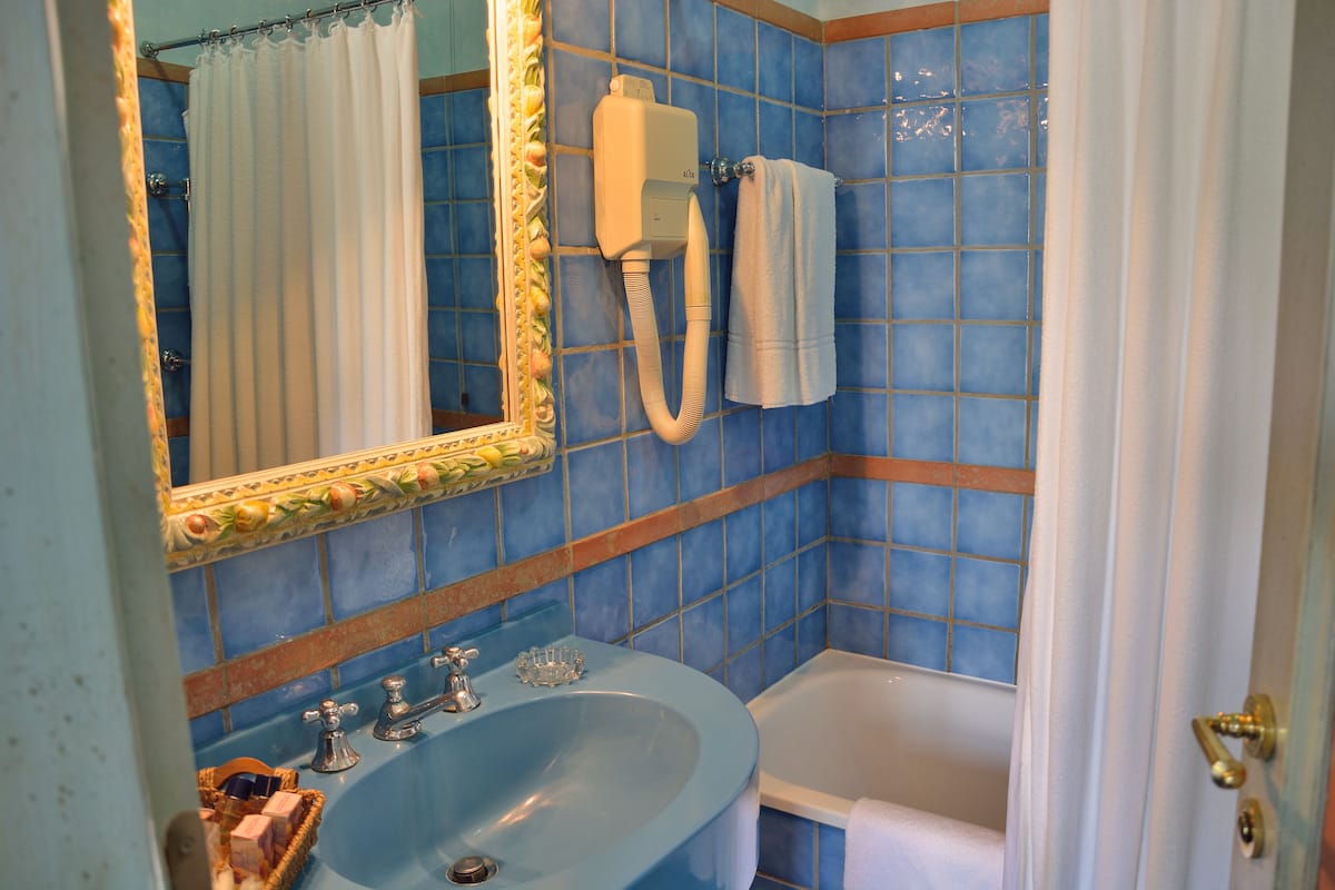 combined shower/bathtub, hair dryer, bathrobes, slippers