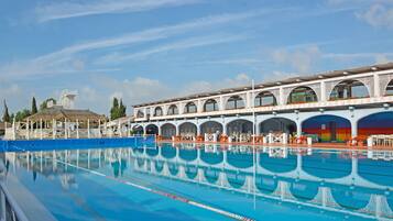 Piscina stagionale all'aperto, ombrelloni da piscina, lettini