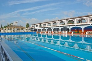 حمّام سباحة خارجي موسمي، مظلات على حمّام السباحة، مقاعد للتشمس