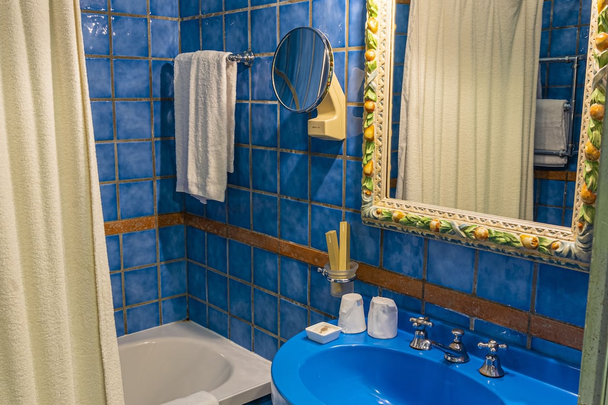 combined shower/bathtub, hair dryer, bathrobes, slippers