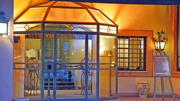 Piscine extérieure (ouverte en saison), parasols de plage