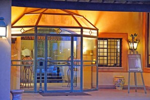 Seasonal outdoor pool, open 10:00 AM to 7:00 PM, pool umbrellas - Hotel Boccaccio (Calcinaia)