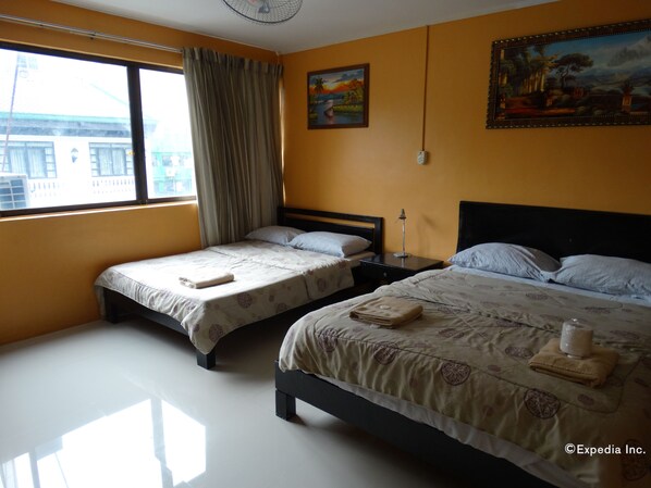 Perhehuone, oma kylpyhuone | Minibaari, tallelokero huoneessa, työpöytä, lisävuoteet