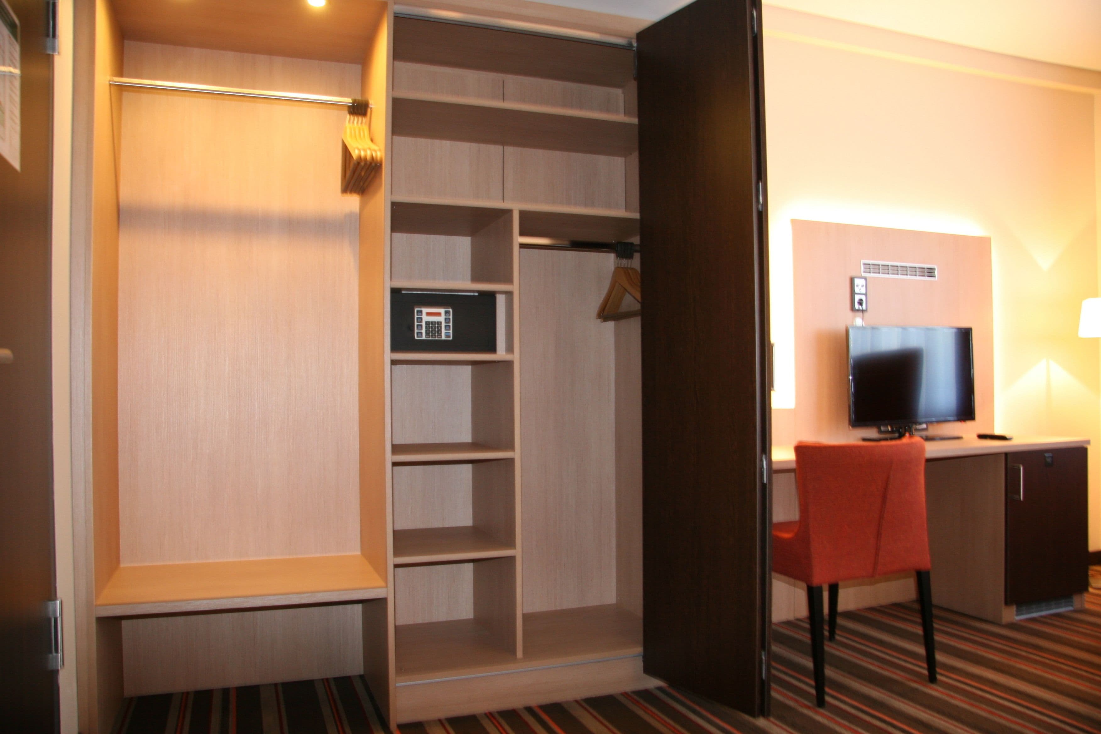 Dreibettzimmer (with shower) | Safe