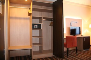 Triple Room (with shower) | Safe - Hotel Fortune (Cologne)