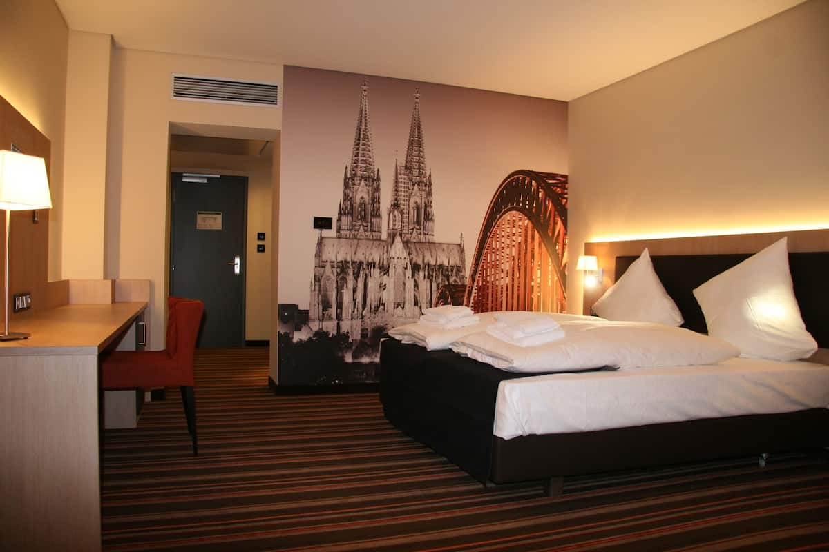 Triple Room (with shower) | Minibar, in-room safe, desk, soundproofing