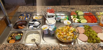 Her gün açık büfe kahvaltı (kişi başı 12.60 EUR) 