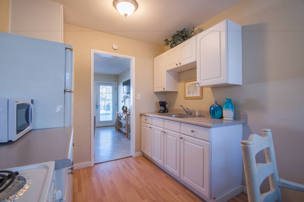 suite, 1 bedroom, kitchenette | private kitchenette | fridge, microwave, coffee/tea maker, paper towels