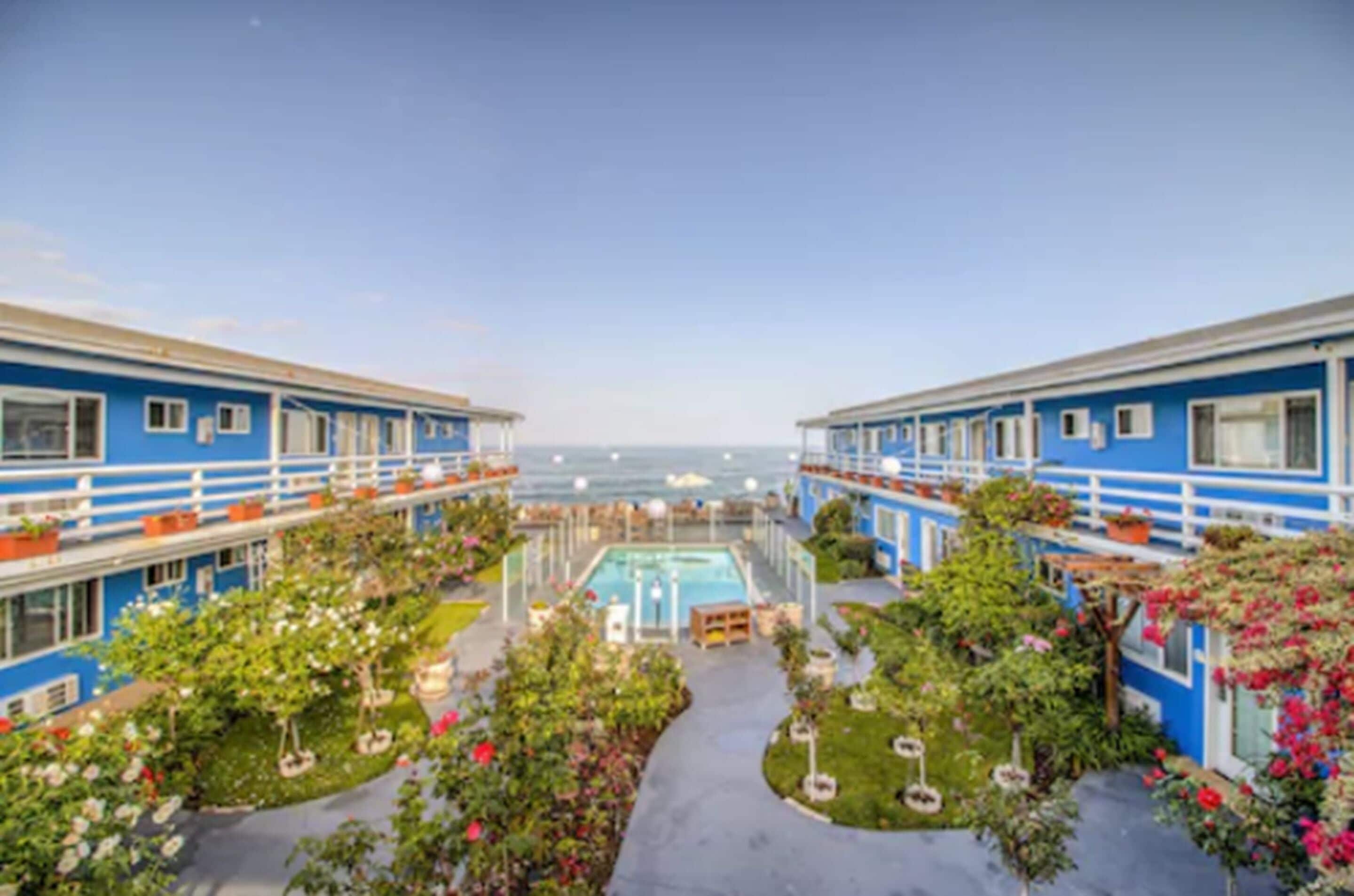 outdoor pool, pool loungers