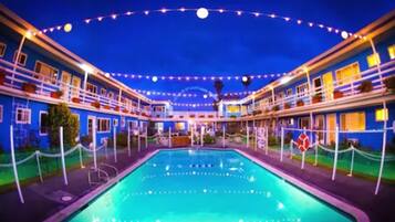 Kolam renang outdoor, dengan kursi berjemur