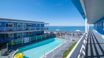 Outdoor pool, pool loungers