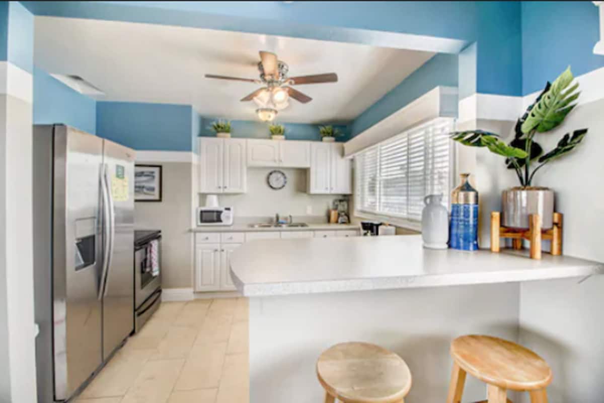 suite, 2 bedrooms, kitchen | private kitchen | fridge, microwave, coffee/tea maker, paper towels