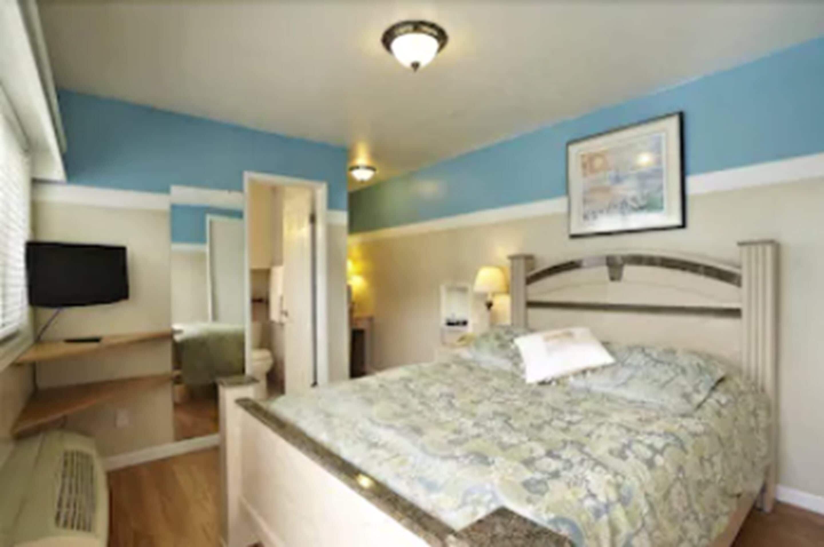 standard room, 1 queen bed, pool view | hypo-allergenic bedding, down duvets, individually decorated